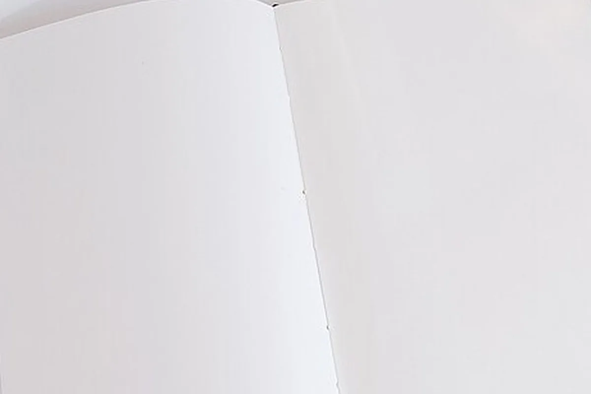 Papierlage unter Klammerlampe ohne Personen